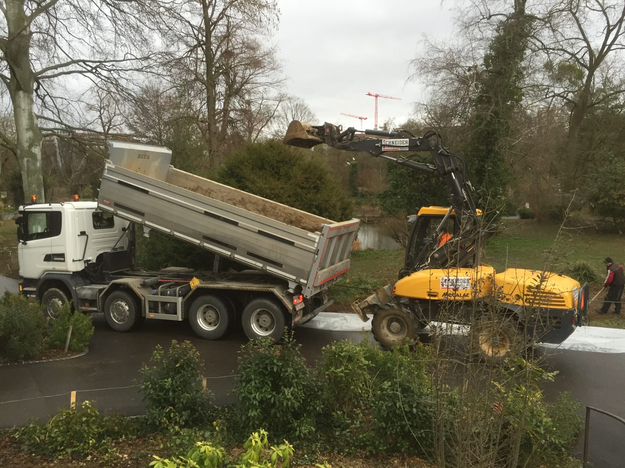 LKW Erde Lieferung.jpg